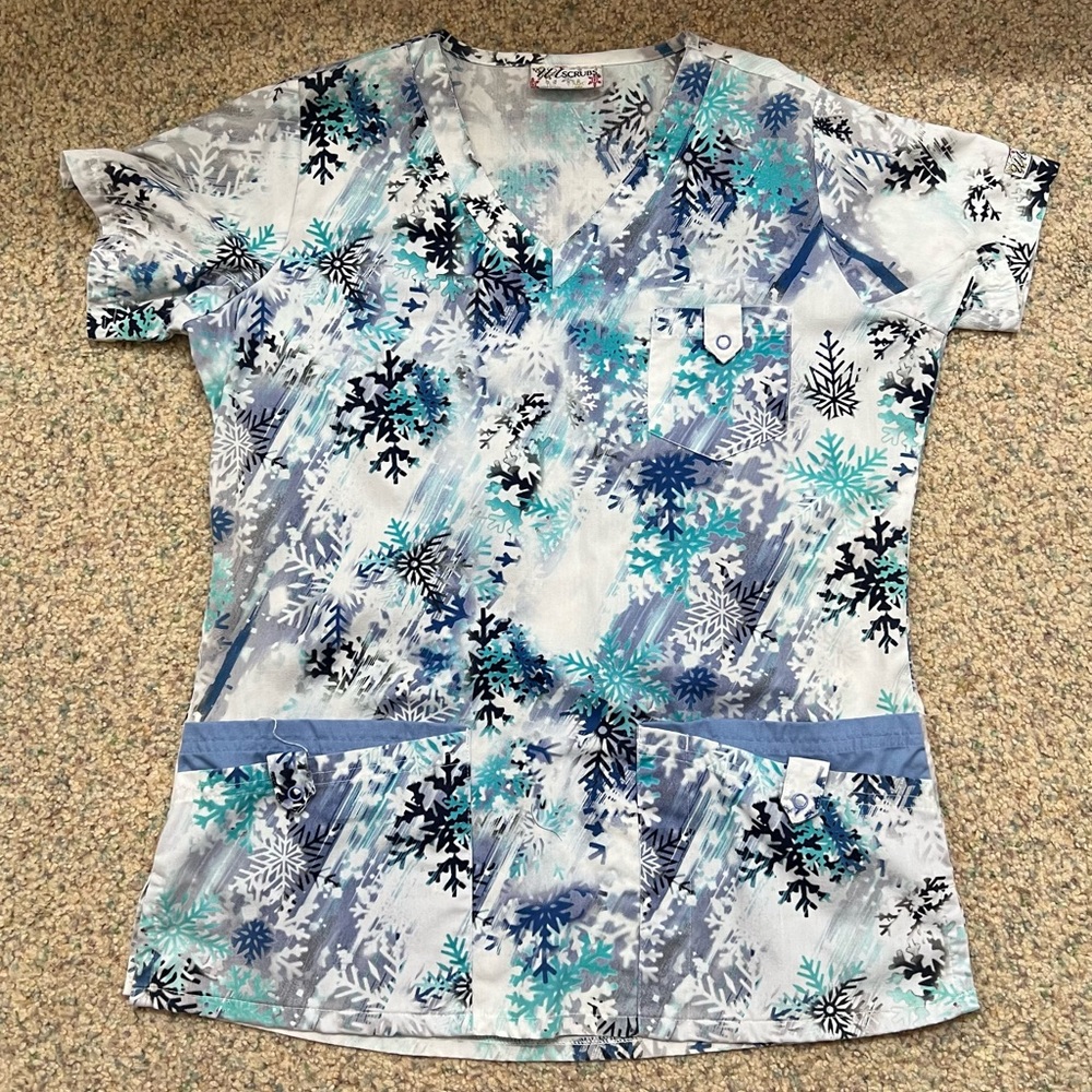 Small “snowflake” cotton scrub top